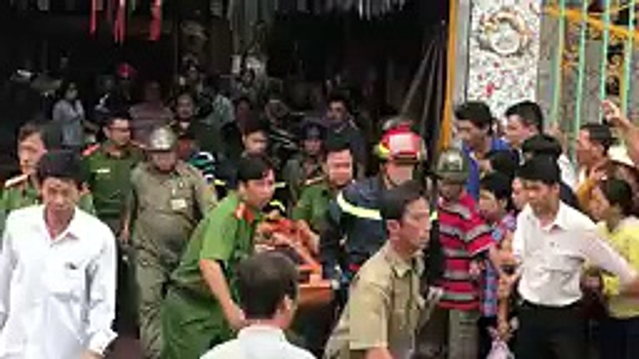 VIDEO giây phút nghẹt thở bắt kẻ ngáo đá trên tháp chùa-2
