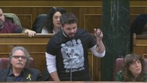 Rufián esgrimiendo unas esposas: Ojalá M. Rajoy acabe con una de éstas