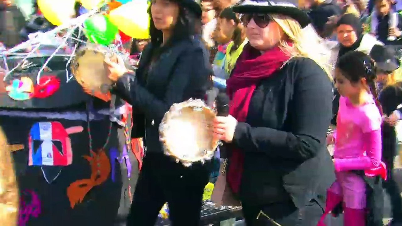 Bikers, princesses, clows et danseurs en plein défilé carnavalesque