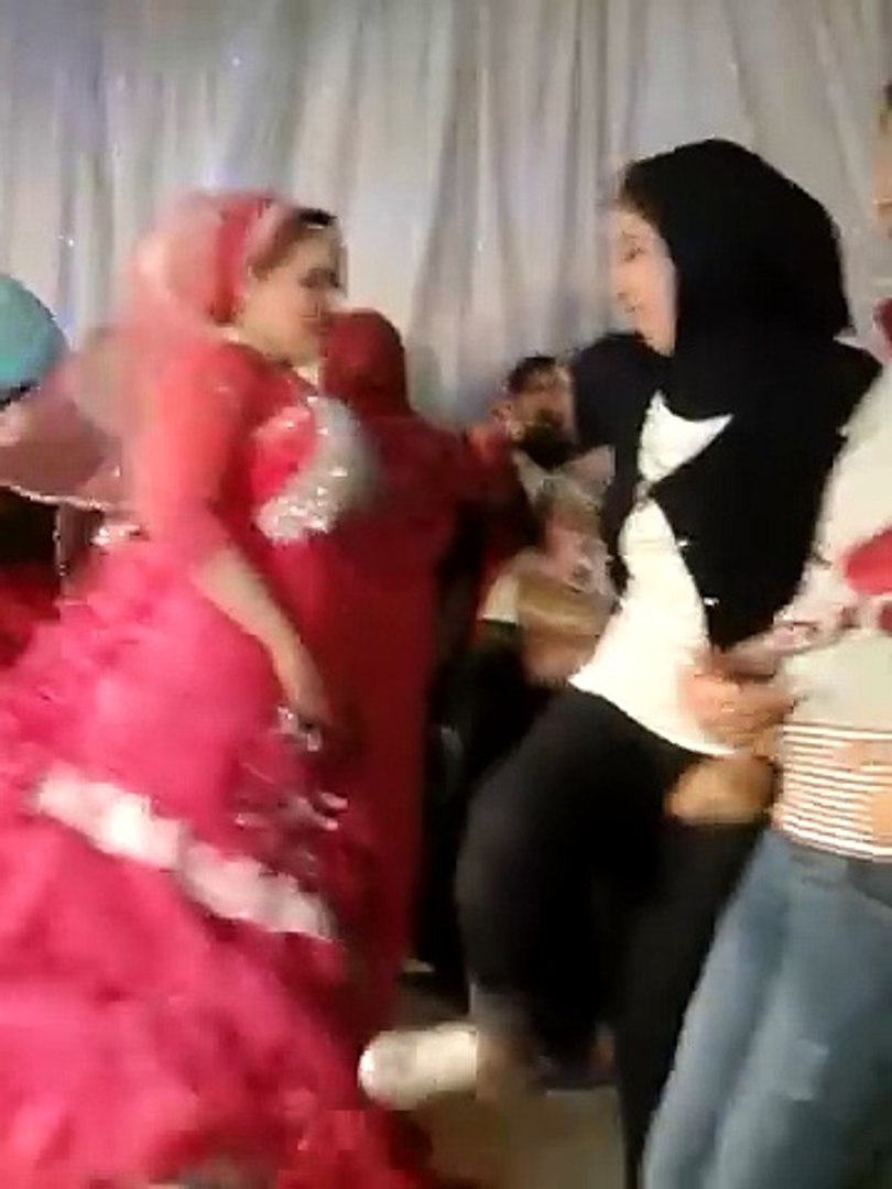 رقص شرقي في فرح منزلي