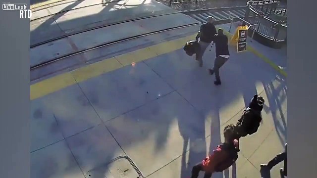 Cet aveugle échappe à un train stoppé par un passant à quelques secondes près !