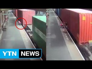 [이브닝] 제동 풀린 유모차, 달리는 기차에 '박살' / YTN