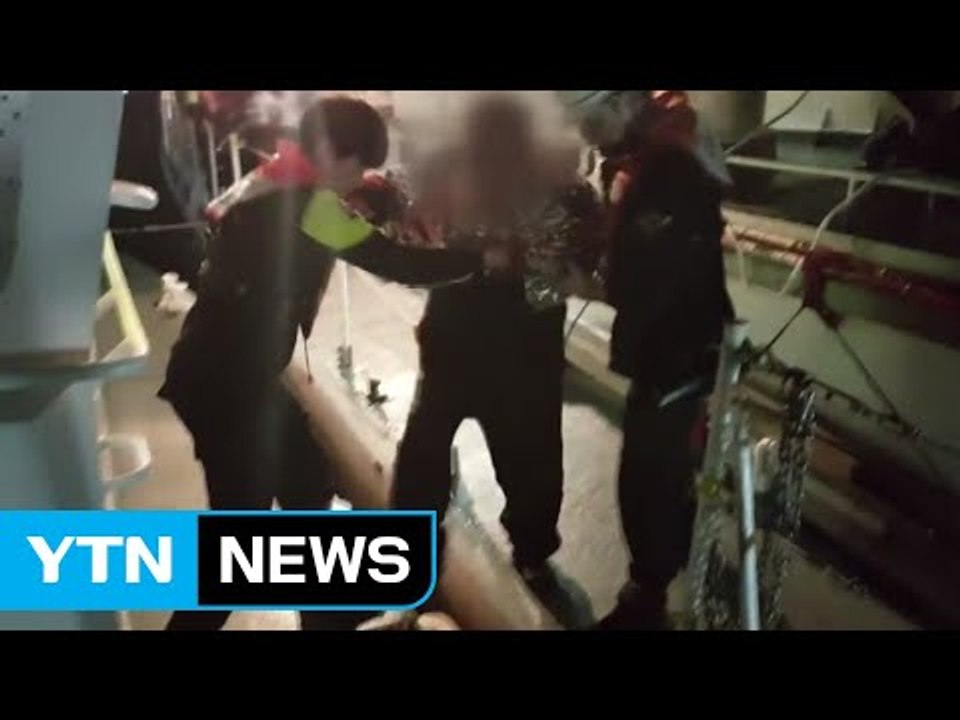 진도 해상에 어선 전복...선장 등 2명 구조 / YTN