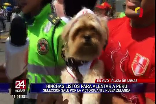 Hinchas peruanos alientan a la 'blanquirroja' en la Plaza de Armas