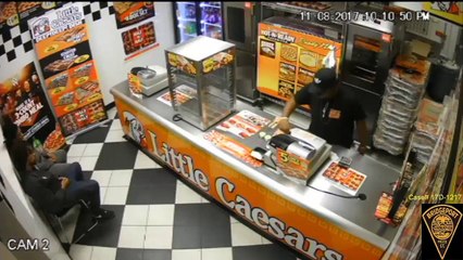 Une pizzéria se fait braquer et deux clients s'en foutent royal