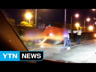 "한눈팔다가"...택시 뒤집혀 2명 부상 / YTN (Yes! Top News)