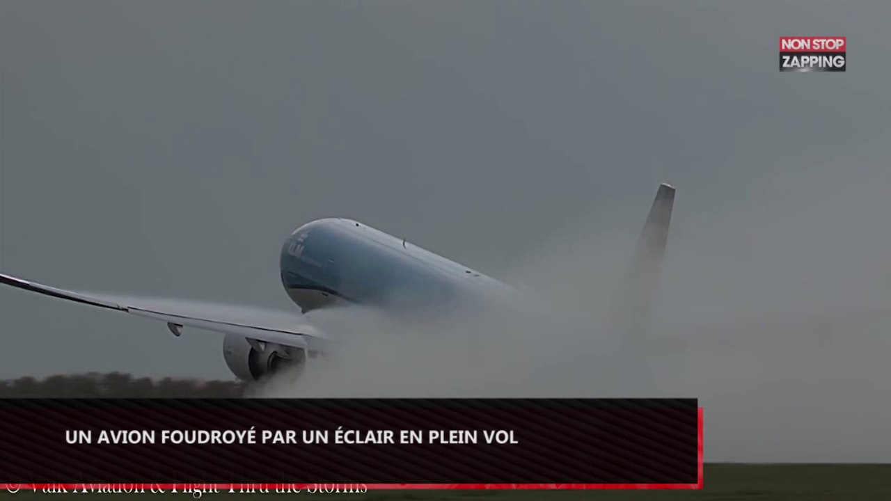 Un avion se fait violemment foudroyer par un éclair au décollage (vidéo)