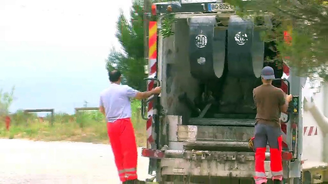 Yazid Ferchil travaille un mois au service de la collecte des déchets