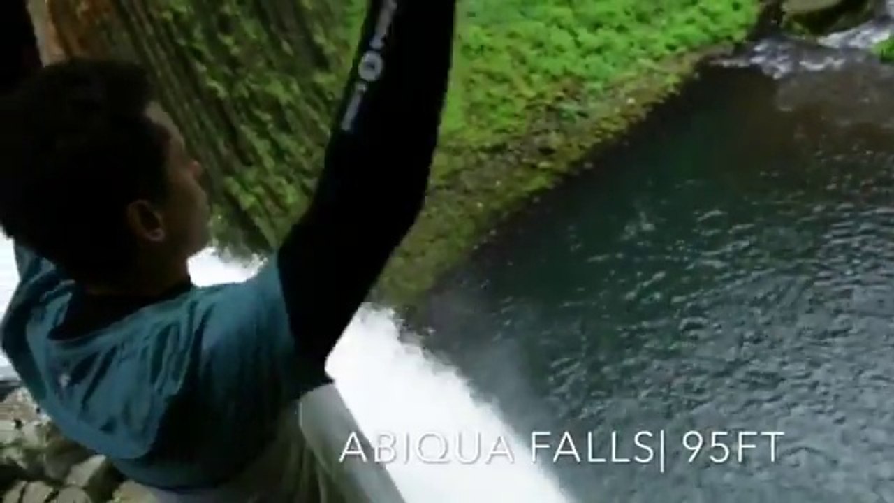Saut impressionant d'une cascade de 30 mètres de haut !