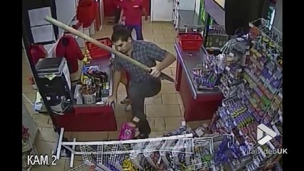 Il chasse un braqueur de magasin à coups de pelle !