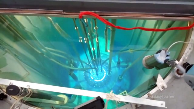 Démarrage d'un réacteur Nucléaire en centrale : les rayons bleus sont aussi rapides que la vitesse de la lumière !