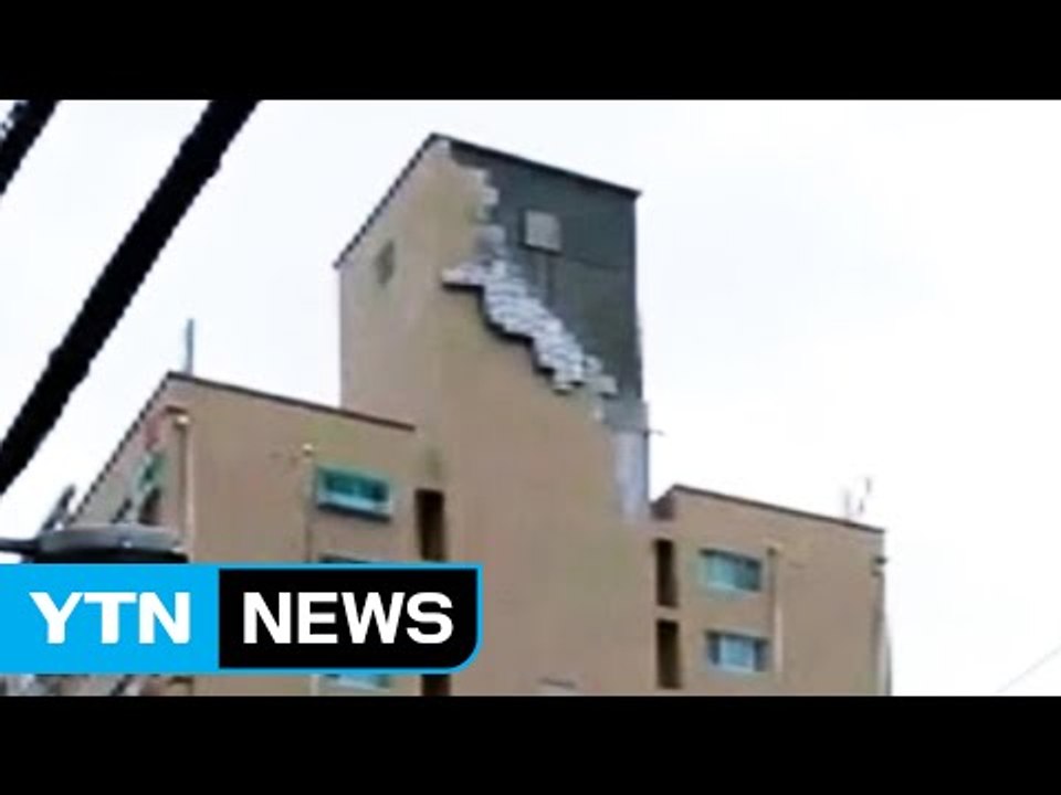 강풍에 주상복합 건물 외벽 타일 떨어져 / YTN (Yes! Top News)