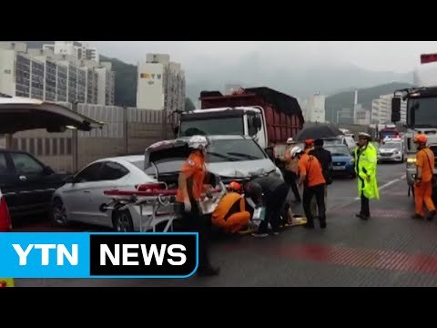 빗길 내리막에서 6중 추돌...5명 다쳐 / YTN (Yes! Top News)