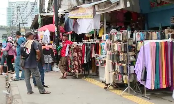 Pedagang Kaki Lima Masih Penuhi Trotoar Tanah Abang