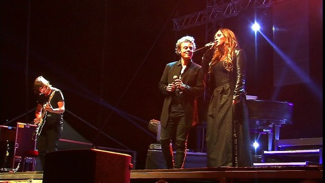 Hélène Ségara à Fos sur Mer - interview et live