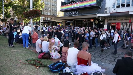 Australianos comemoram aprovação do casamento gay