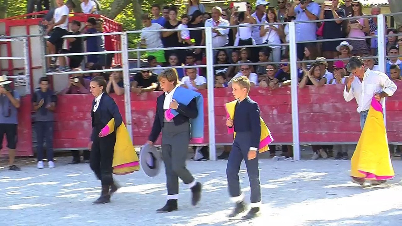 Quelques spectateurs des prouesses des jeunes toréros en devenir