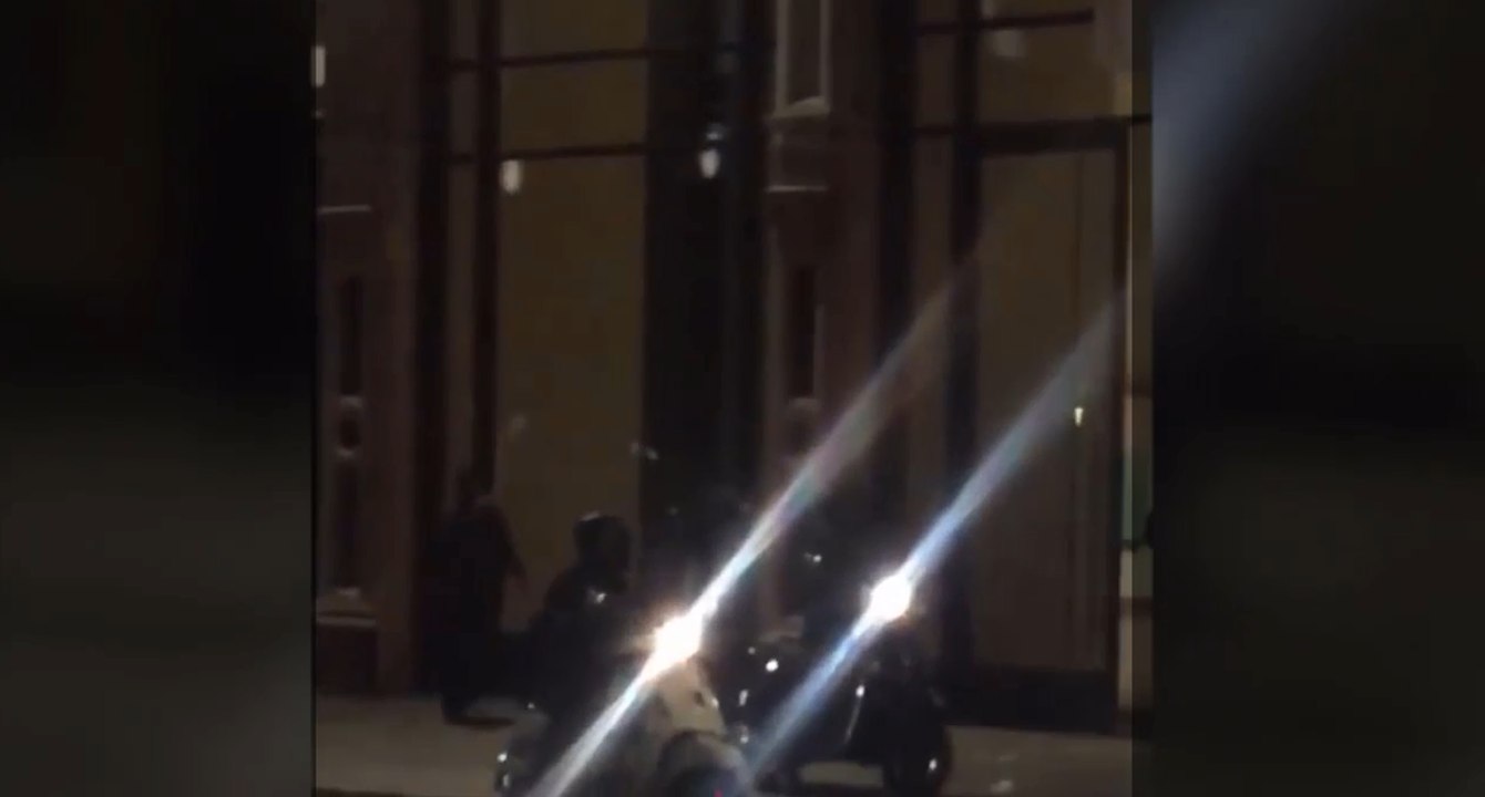 Cambriolage de l’Apple Store central de Londres par 10 hommes en scooters.
