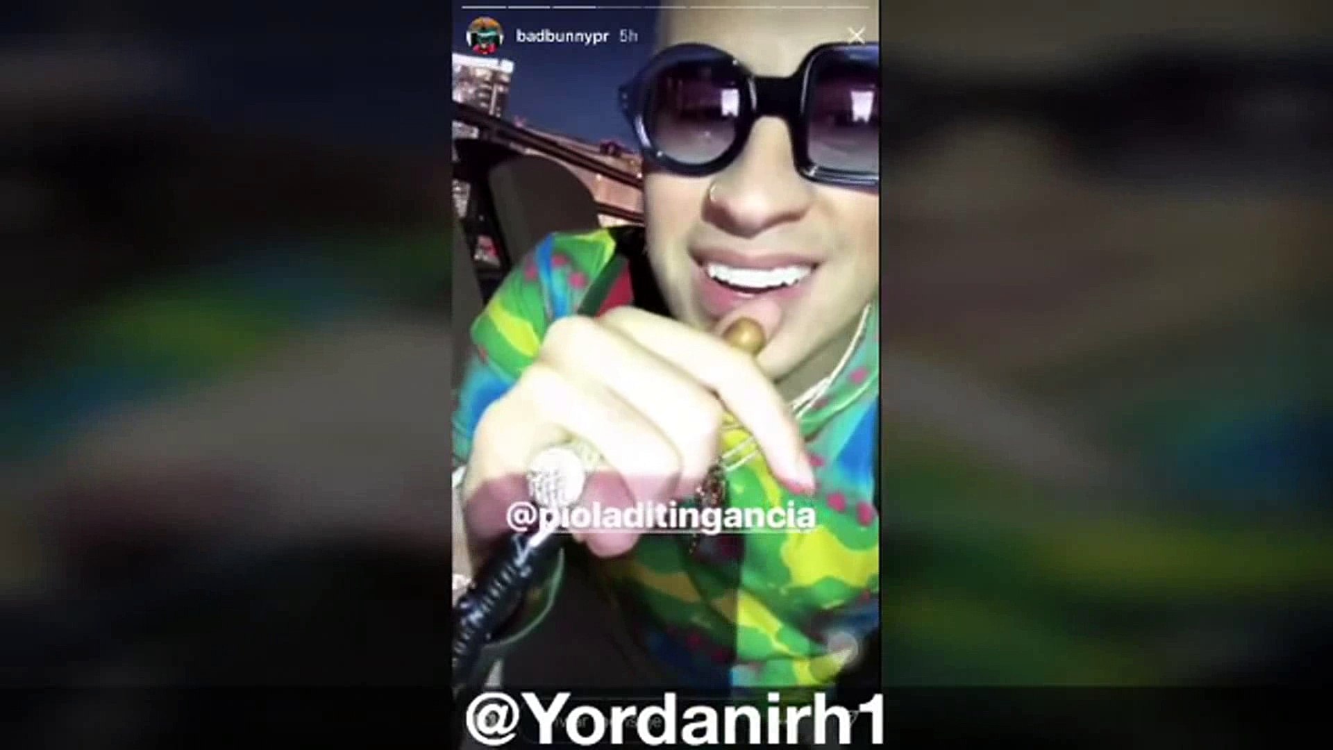 ⁣Bad Bunny Conduciendo auto de carrera al estilo Vin Diesel