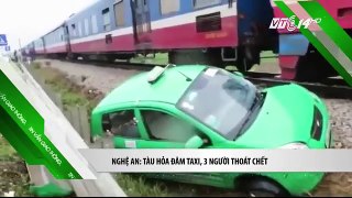 Tàu hỏa đâm  đẩy taxi 50m  3 người thoát chết _ VTC