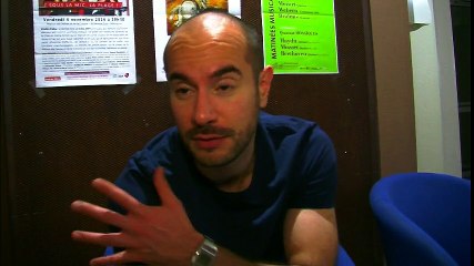 Kyan Khojandi au Théâtre de Fos-sur-mer nous parle de son spectacle et de son métier