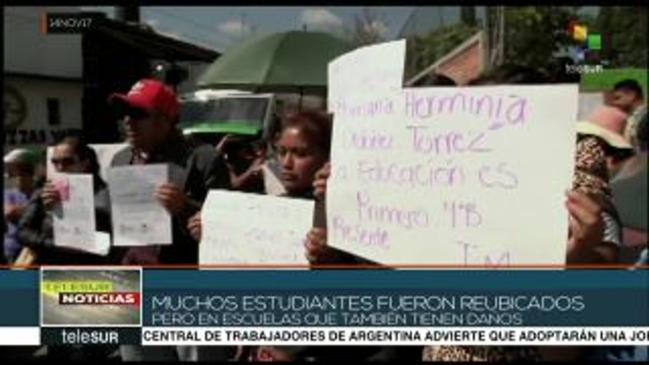 México: miles siguen sin clases desde el sismo, padres exigen solución