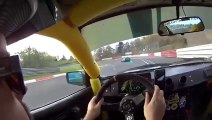 Un conducteur tente d’éviter un énorme carambolage sur le circuit du Nürburgring