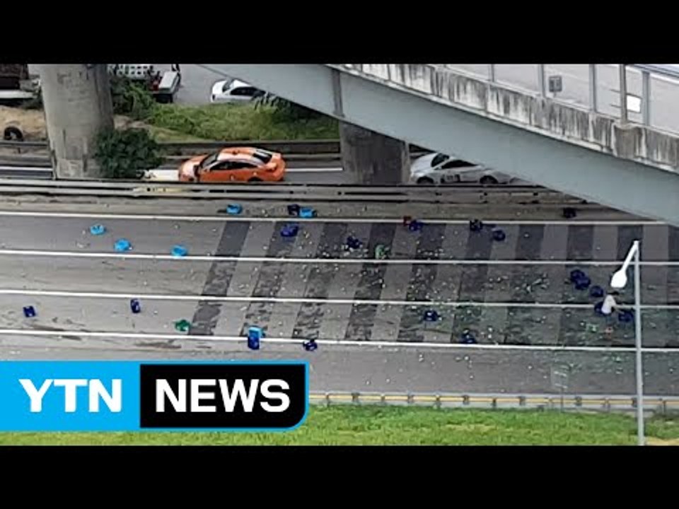 달리던 트럭에서 빈 병 쏟아져...정체 극심 / YTN (Yes! Top News)