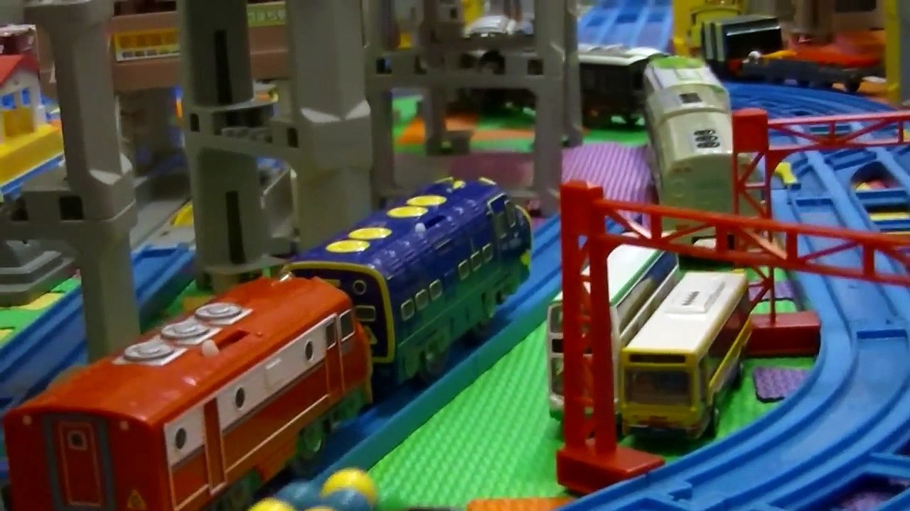 【mainan kereta api】Bermotor Thomas - 17 Thomas and Friends Kereta Enjin Trackmaster (00561 my)