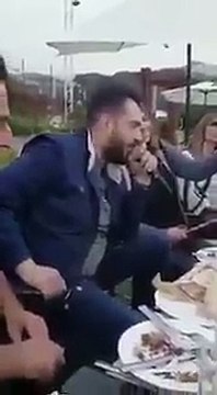 فارس اسكندر احد مؤيدي ميليشيا حزب الله يغني متطاولاً على الكعبة المشرفة ويقول اذا اراد حزب الله سيقتلع الكعبة من ارضها