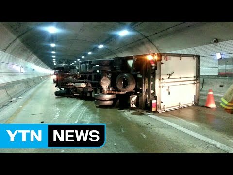 부산 기장군 곰내터널서 또 빗길 차량 전복 사고 / YTN (Yes! Top News)