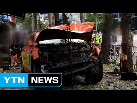 승용차 충돌한 택시 인도로 돌진...3명 사상 / YTN (Yes! Top News)