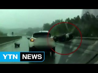 경부고속도로에서 승용차 전복...3명 다쳐 / YTN (Yes! Top News)