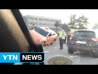 택시가 앞서가던 굴착기 추돌...운전자 부상 / YTN (Yes! Top News)
