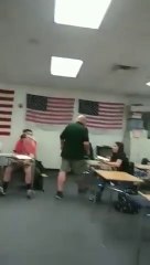 Un prof montre à ses élèves qui est le patron