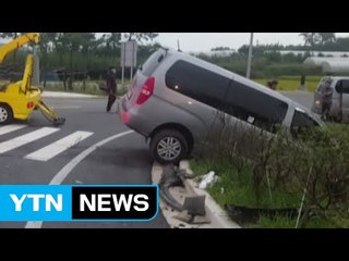 외국인 탄 승합차-승용차 충돌...12명 부상 / YTN (Yes! Top News)