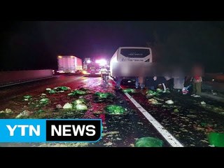 고속버스, 갓길 화물차 추돌...운전기사 사망 / YTN