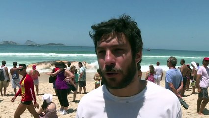 Ballena muerta sorprende a bañista en playa de Rio de Janeiro