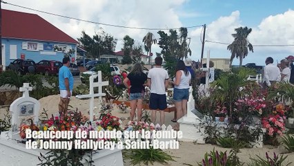 Saint-Barth: beaucoup de monde sur la tombe de Johnny Hallyday