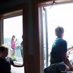 Un Kitesurfer se lance dans la mer depuis son balcon !