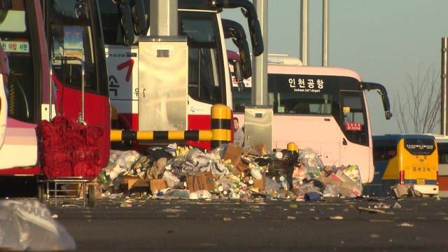 [현장24] 개장 일주일 만에... 인천공항 버스 주차장 쓰레기 '몸살' / YTN