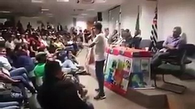 Órfão e morador de favela, garoto de 16 anos humilha defensores dos Direitos Humanos