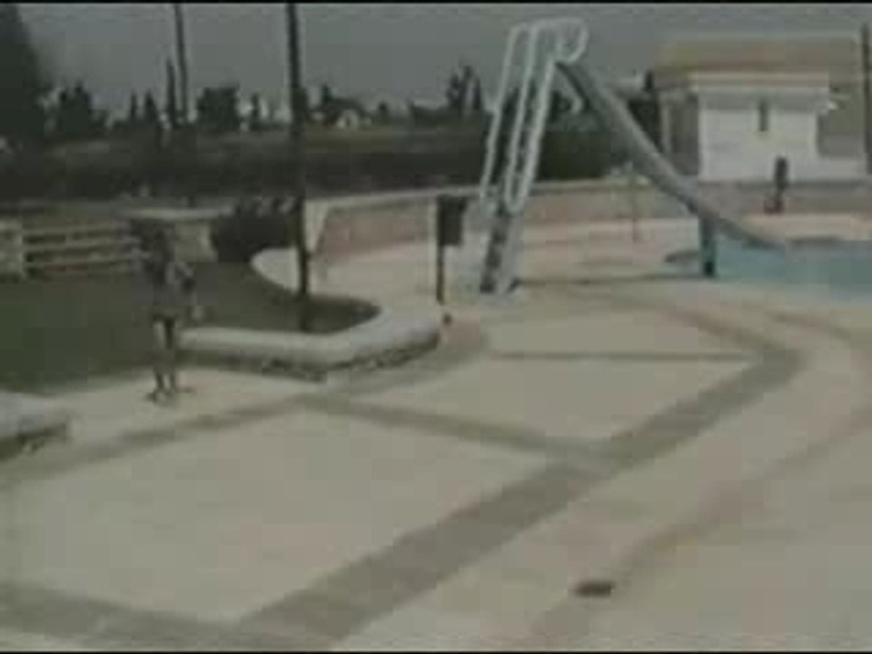 LE FILS DE REGIS A LA PISCINE