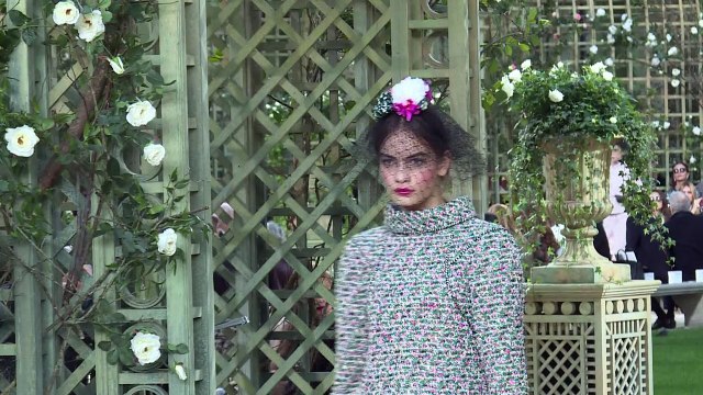 Haute couture: défilé Chanel au Grand Palais à Paris