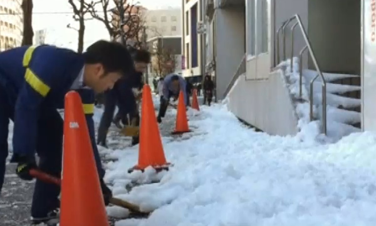 Salju Tebal Ganggu Aktivitas Warga Tokyo
