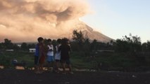 El volcán filipino Mayon suma dos nuevas erupciones y 60.000 evacuados