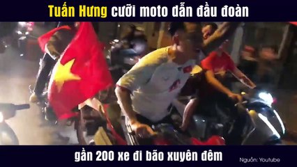 Tuấn Hưng cưỡi moto dẫn đầu đoàn gần 200 xe đi bão xuyên đêm