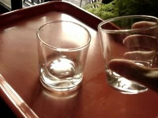 > > > crémaillère < <