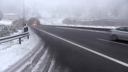 Bolu Dağı'nda Kar Yağışı ve Sis Etkili Oluyor