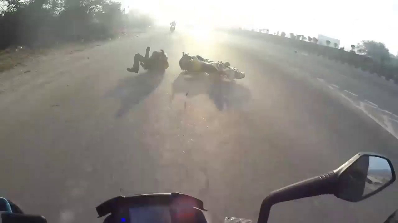 Un motard ne voit pas le dos d'âne devant lui et se prend une énorme gamelle